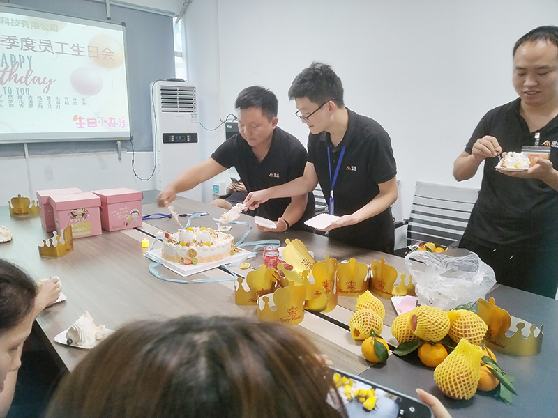 宝运莱导热材料:举办员工生日会 爱心传递暖人心