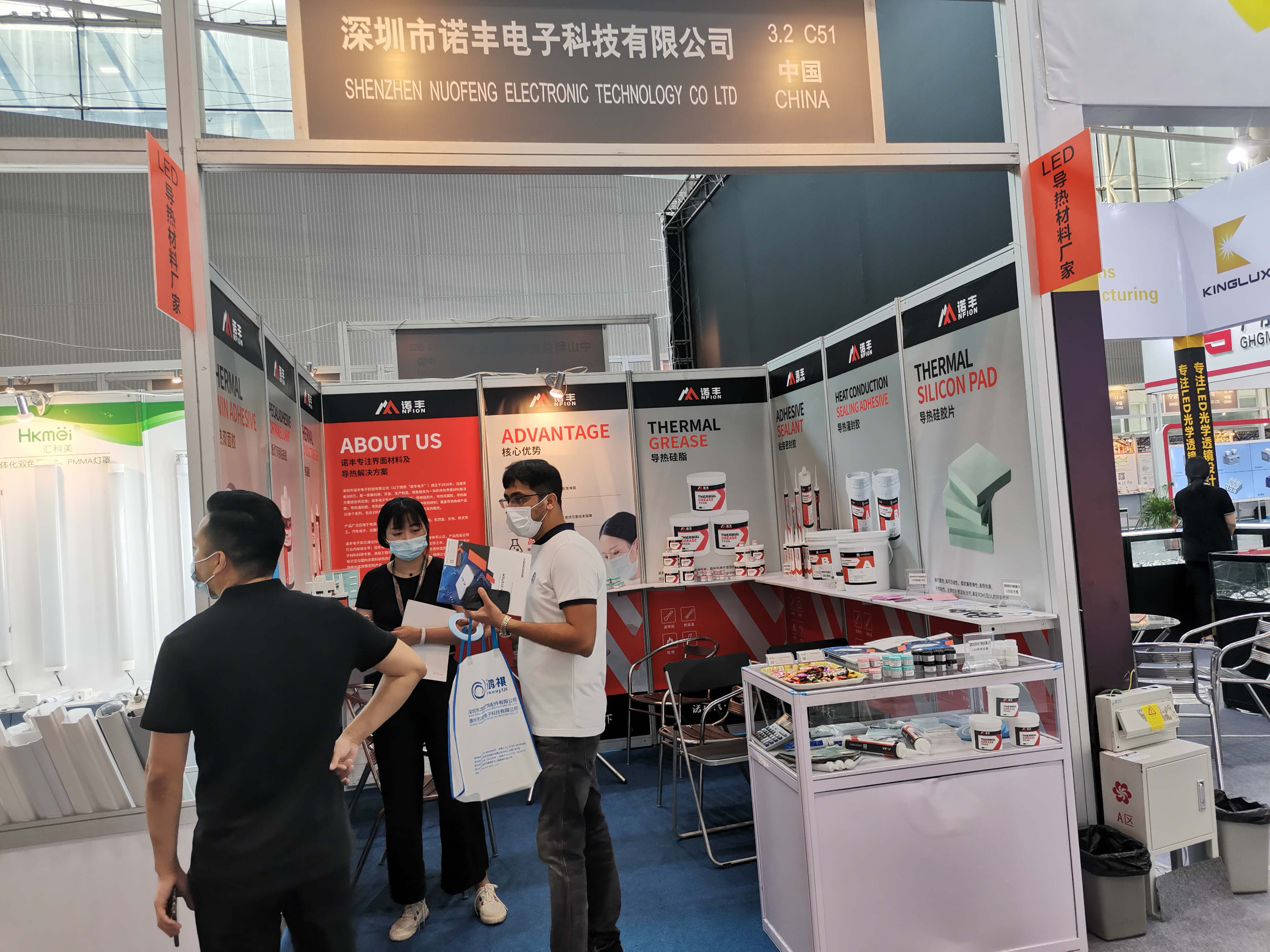 光亚展期间，老外向工作人员咨询导热双面胶技术问题